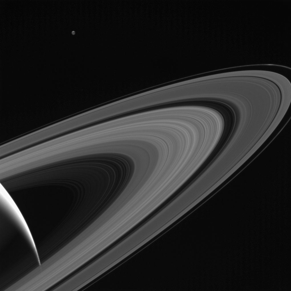 Тефия повисла над ледяными кольцами Сатурна